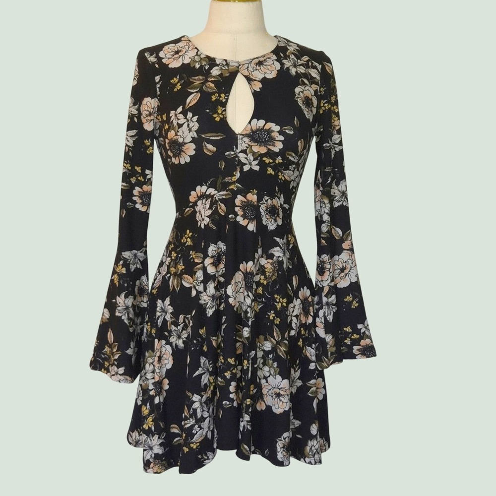 Derek Heart Floral Mini Dress Womens Small Black Bell Sleeve Keyhole Boho